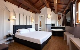 Navona Palace Luxury Inn